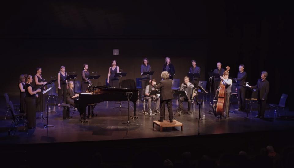 Le Chœur de chambre Mélisme(s) et le BanKal Trio en train de jouer sur scène