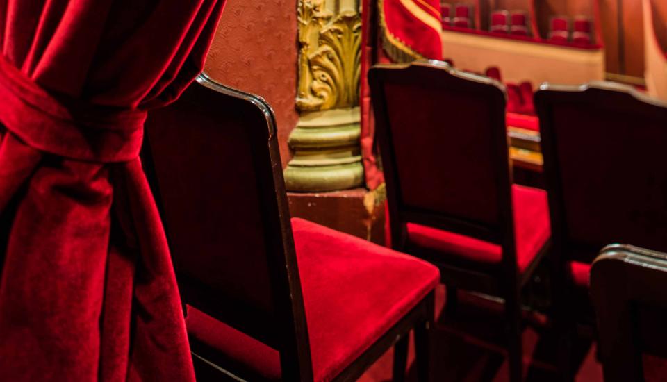 Vue de la salle Rideau et sièges rouges de la salle de l'Opéra de Rennes