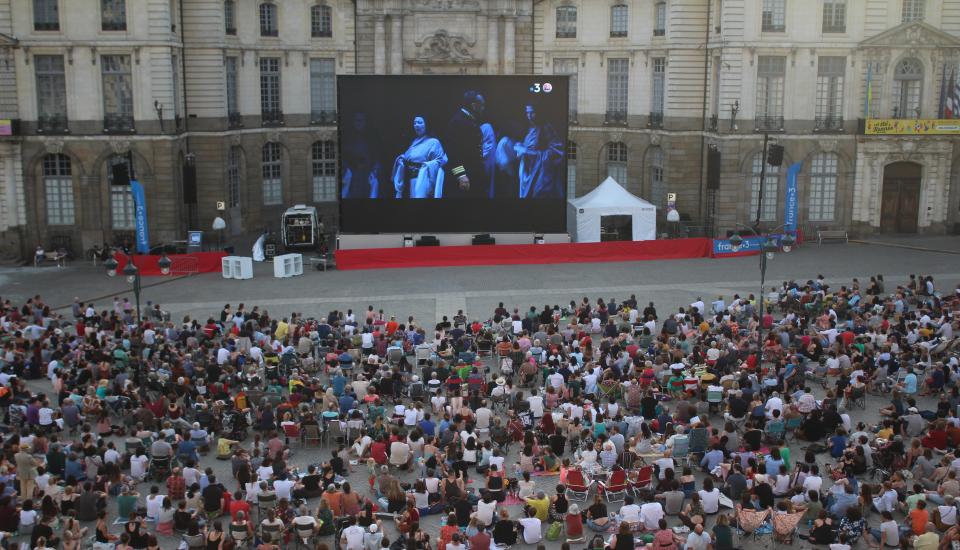 Foule devant l'écran géant d'Opéra sur écran(s)
