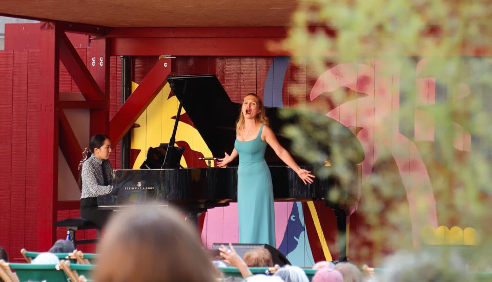 Chanteuse sur la scène de Transat en ville, public au premier plan