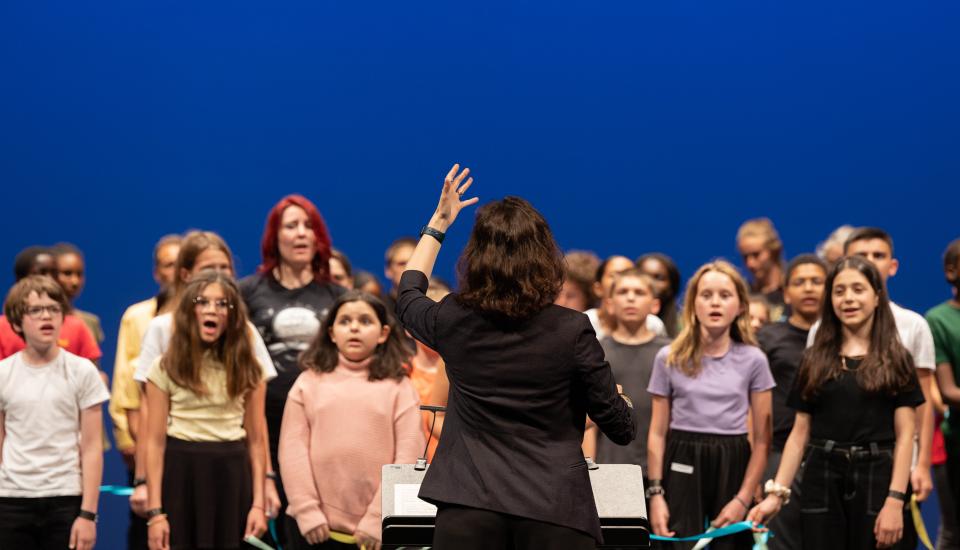 Chœur d'enfant et cheffe de chœur