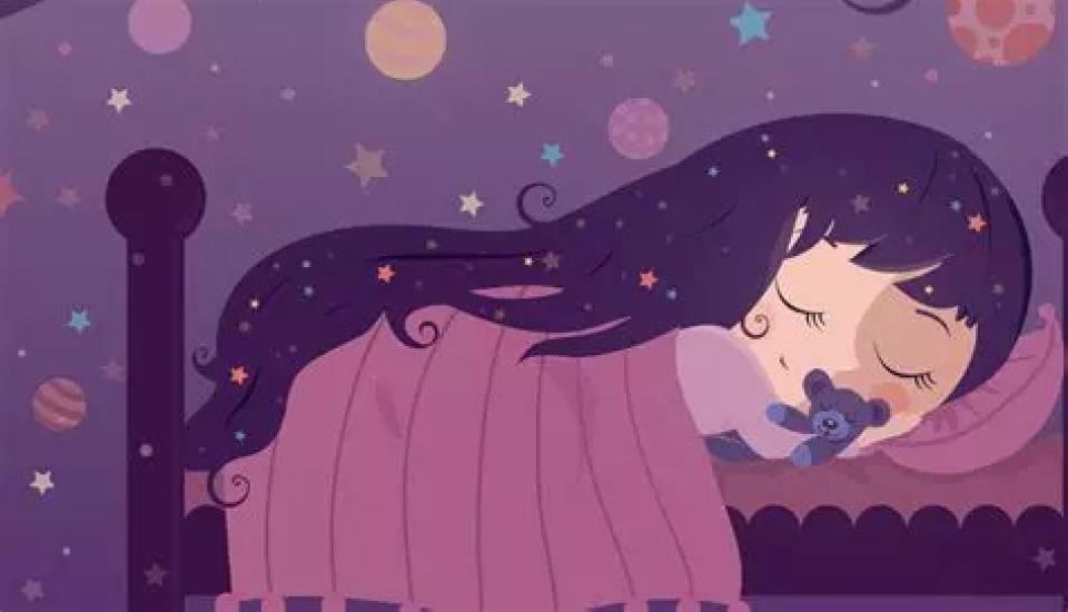 un enfant dort sur un lit aux  couleurs prune, violette. Elle a un ourson peluche bleu dans la mains, et son mur est couvert d'étoiles et de planètes de plein de couleurs différentes