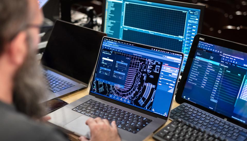 Des ordinateurs montant la salle de l'opéra et le système de sonorisation
