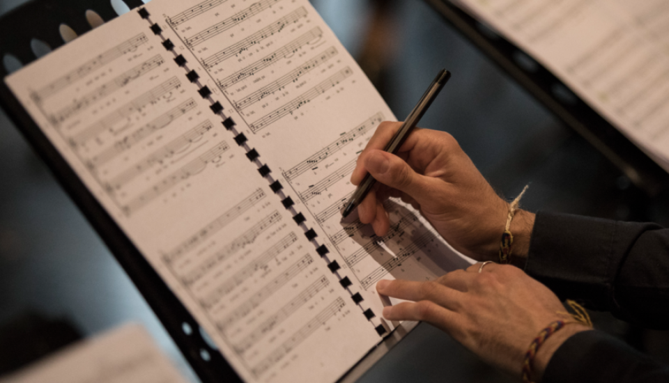 Personne écrivant sur une paritition