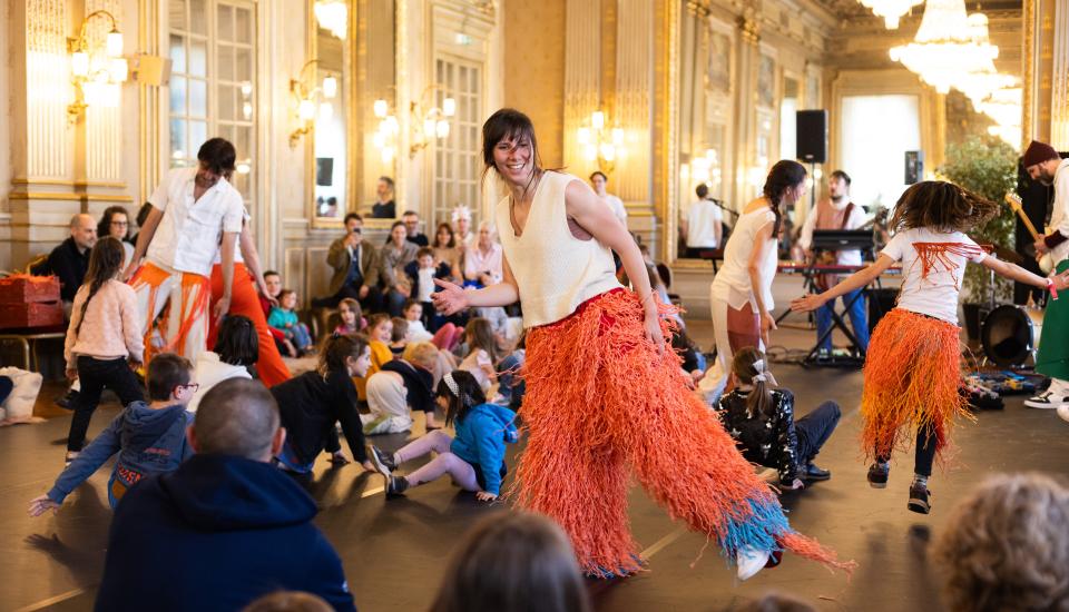 Big Bang Danseuses dans le salon de l'hotel de ville avec des enfants