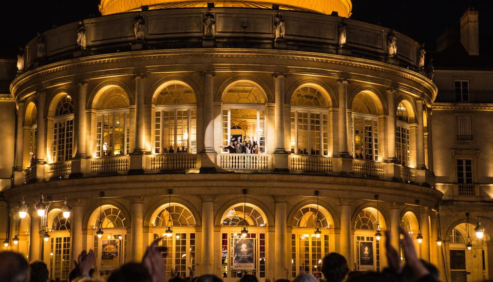 Artistes saluant au balcon de l'Opéra de Rennes