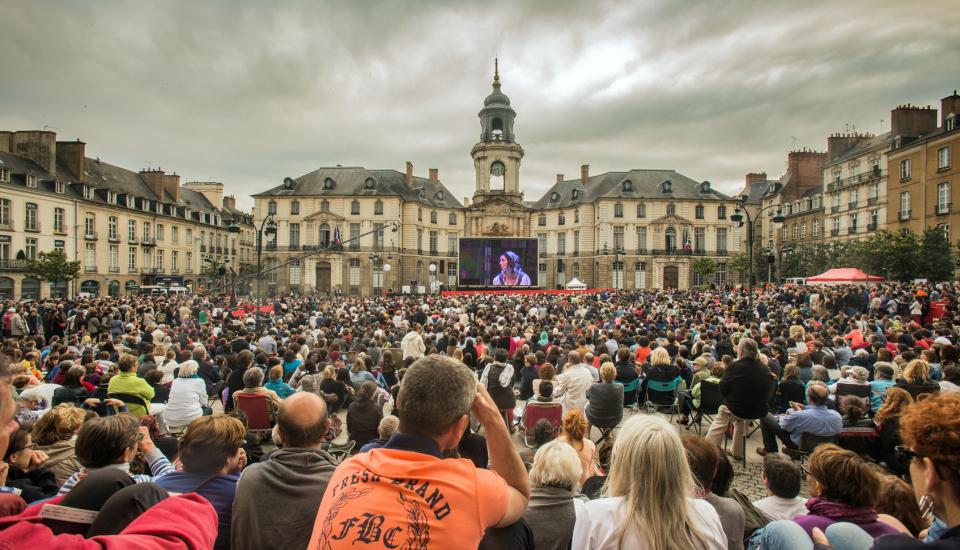 Foule devant l'hôtel de ville pour regarder sur écran géant Opéra sur écran(s)