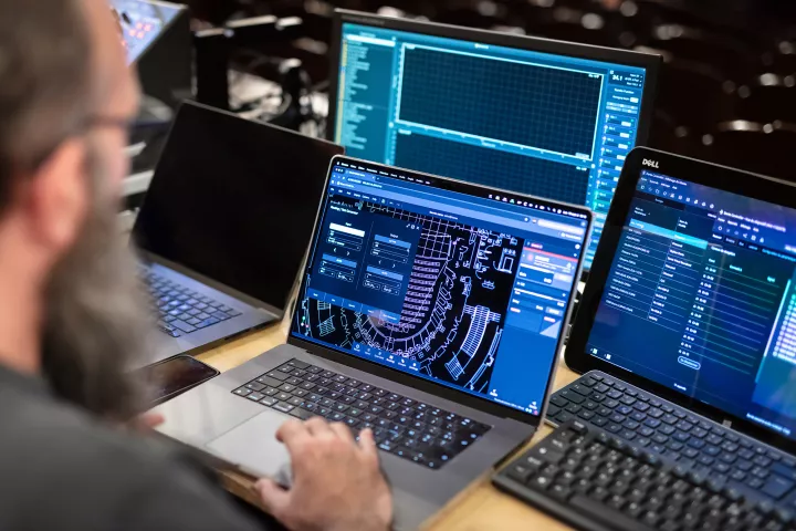 Amadeus Des ordinateurs montant la salle de l'opéra et le système de sonorisation