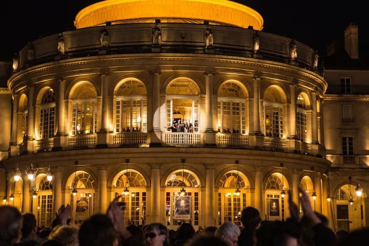 Artistes saluant au balcon de l'Opéra de Rennes