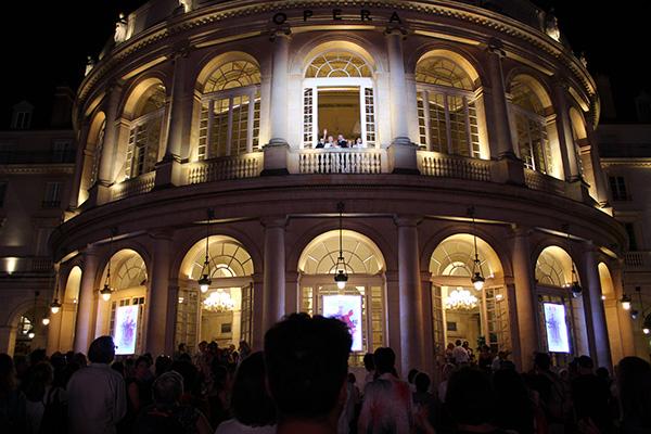 Rotonde de l'Opéra la Nuit. Le chanteurs de l'opéra Madame Butterfly saluent le public au balcon.