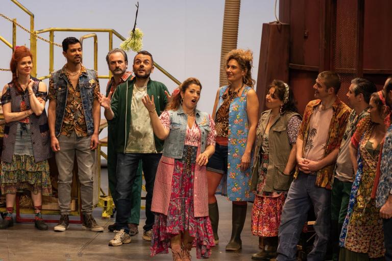 Adina jette un bouquet de fleurs que Nemorino réceptionne