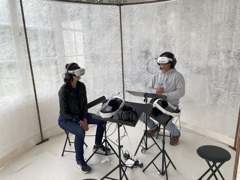 Ça vous dérange VR Deux personnes portant un casque de réalité virtuelle