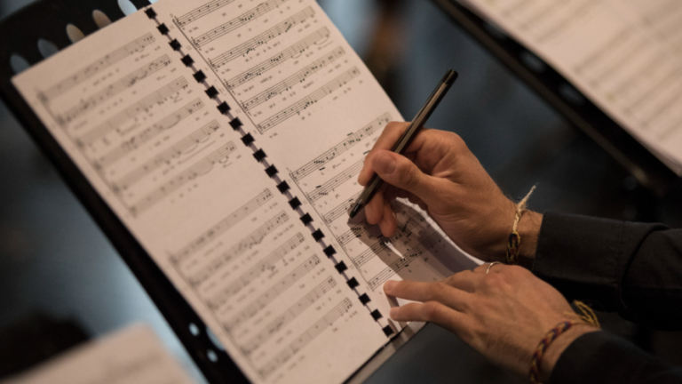 Personne écrivant sur une paritition