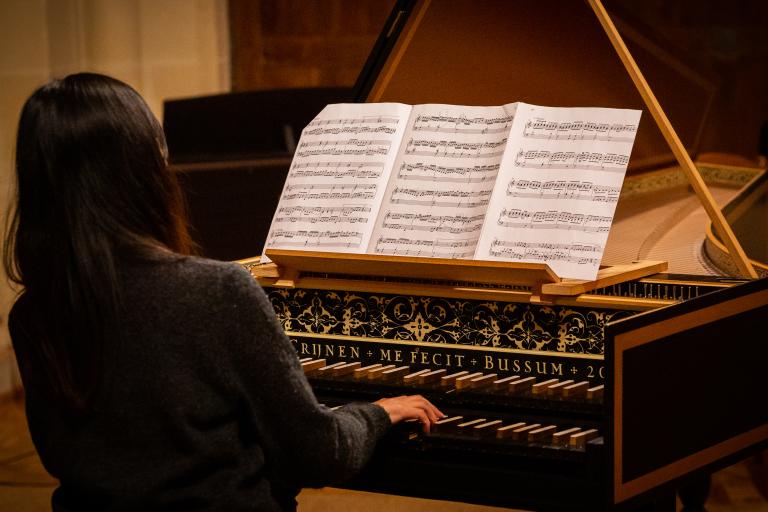 Etudiante en train de jouer de la musique